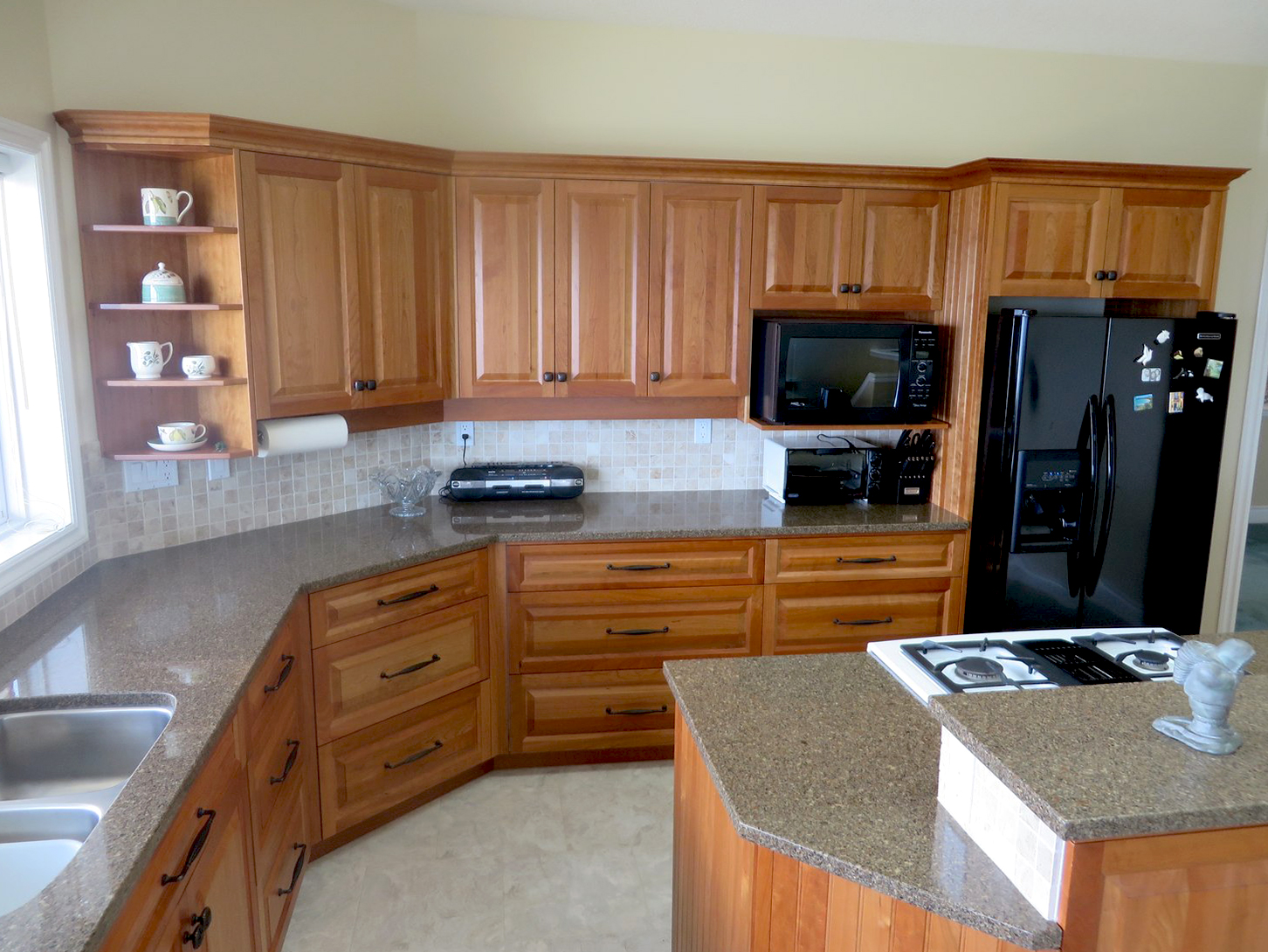 The same kitchen after its 2014 reface, with new maple doors, drawer fronts and hardware