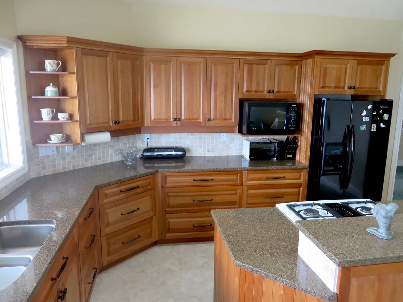 The same kitchen after its 2014 reface, with new maple doors, drawer fronts and hardware