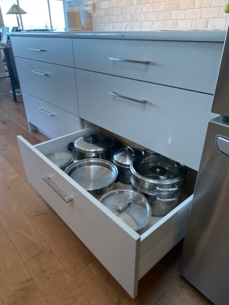 Deep Blum Merivobox drawer fully extended in a converted base cabinet.